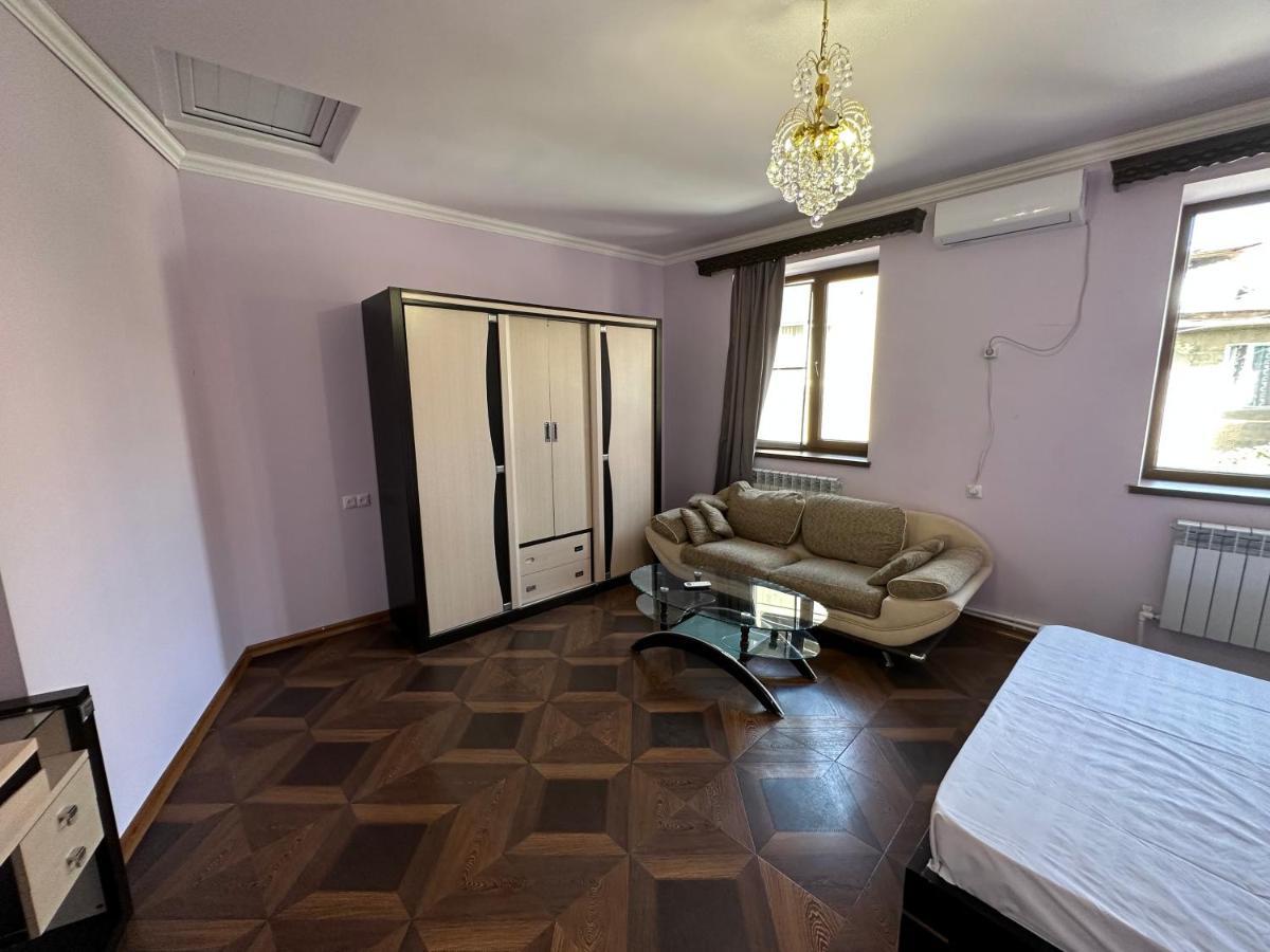 Favorit Hotel-Hostel Yerevan Ngoại thất bức ảnh