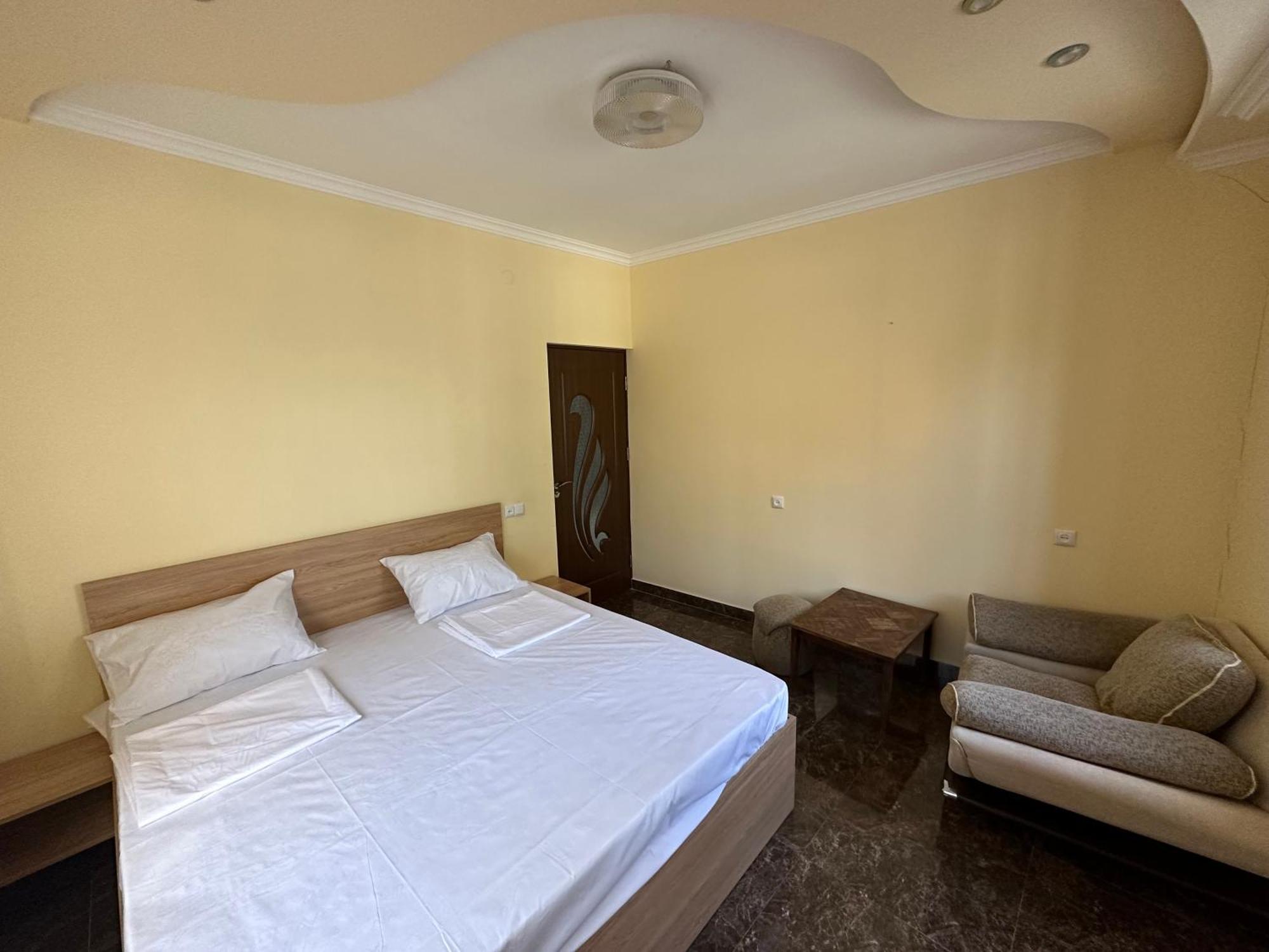 Favorit Hotel-Hostel Yerevan Ngoại thất bức ảnh